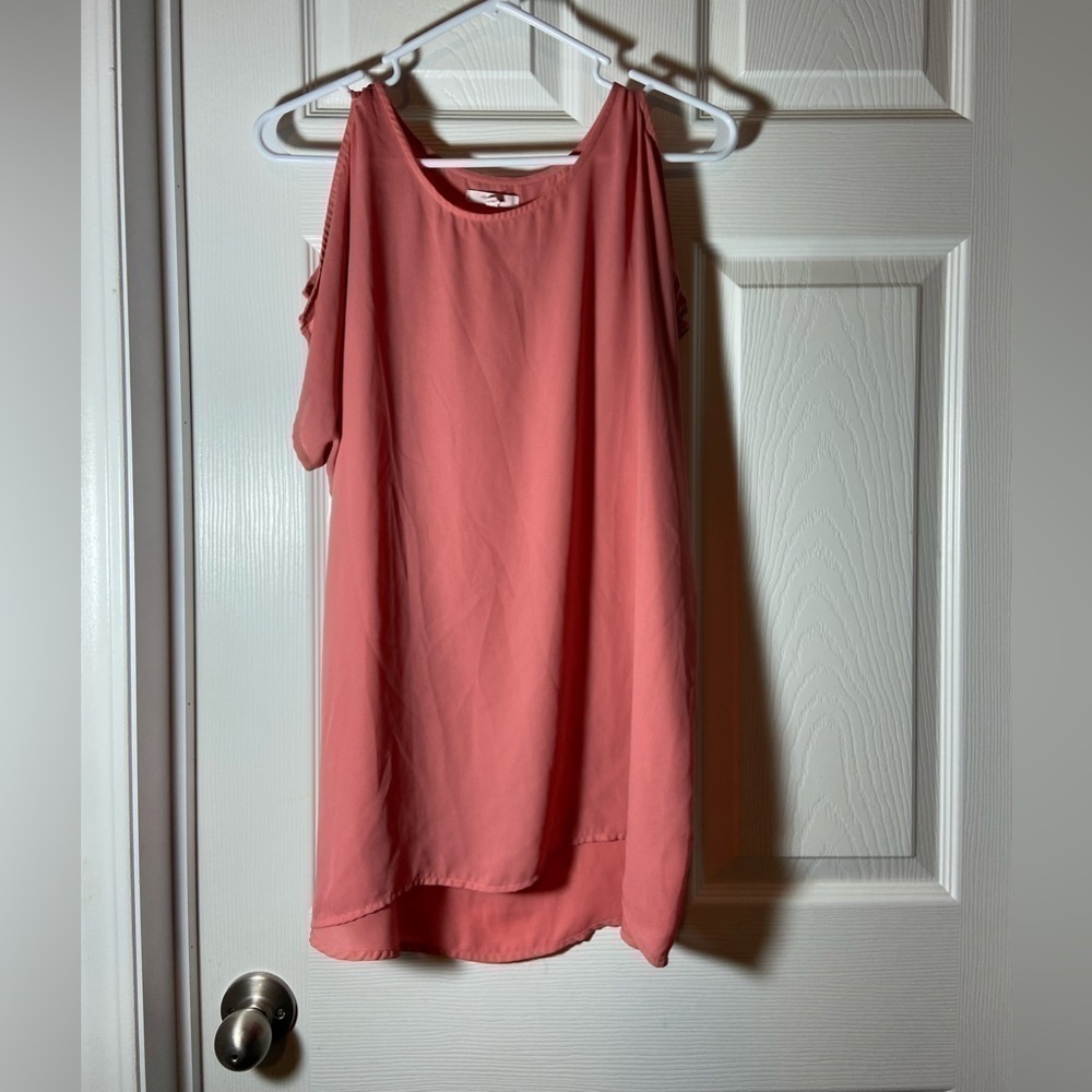 women's short sleeved cold shoulder top Maurice's Size Large polyesters GUC